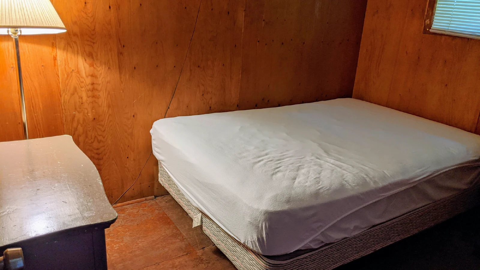 cottage 20 main bedroom queen size bed